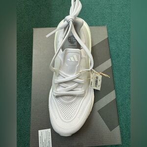 Adiddas Ultraboost Light Running- Sz 5 (M) NWT white